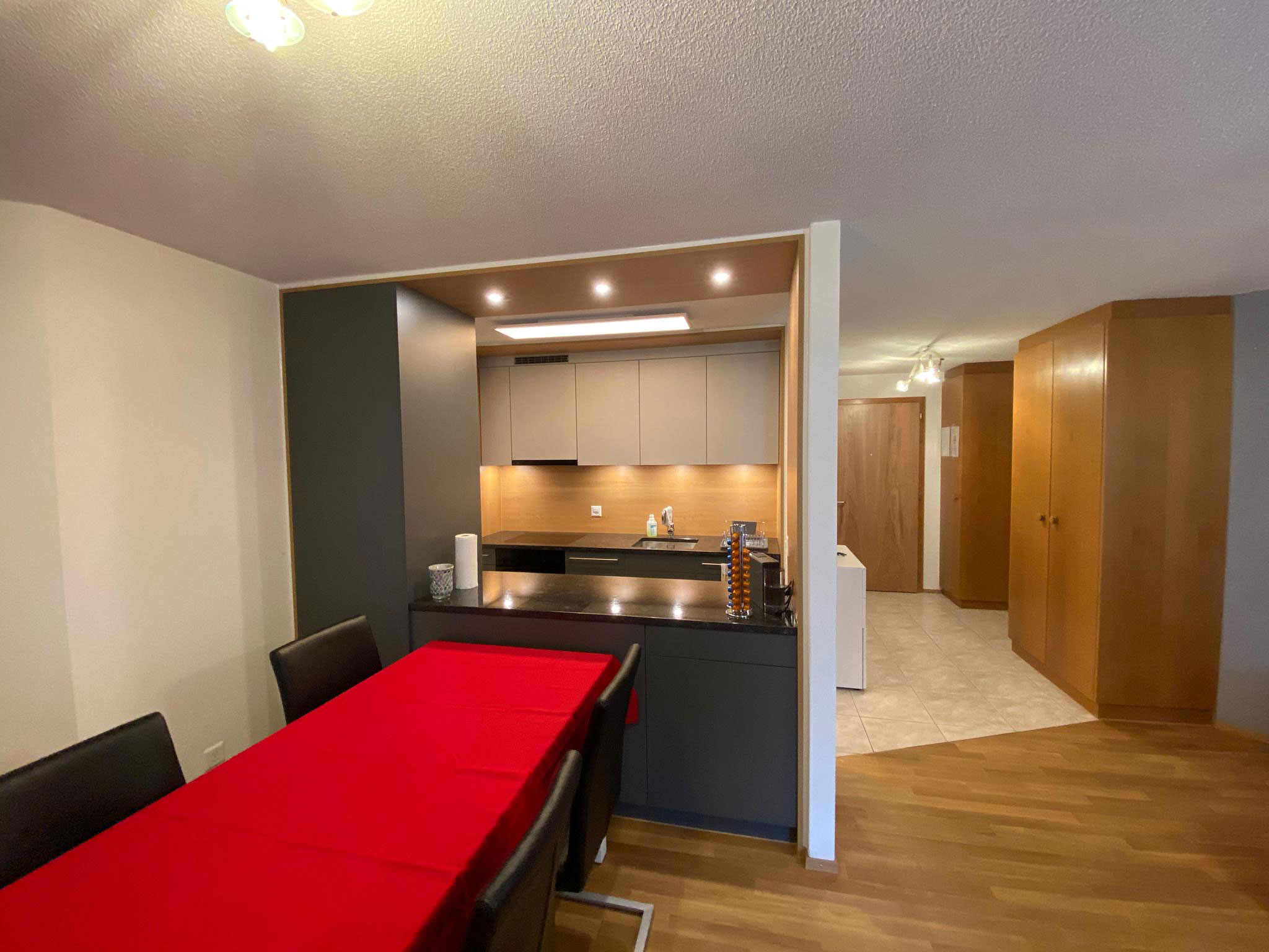 Küche, Essbereich und Aussenansicht der Ferienwohnung Christina 20