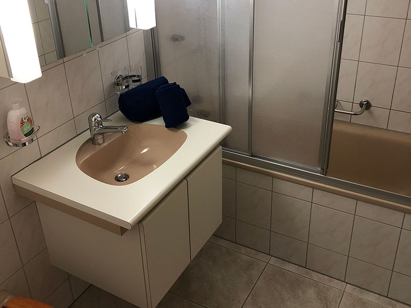 Badezimmer mit Duschtrennwand
