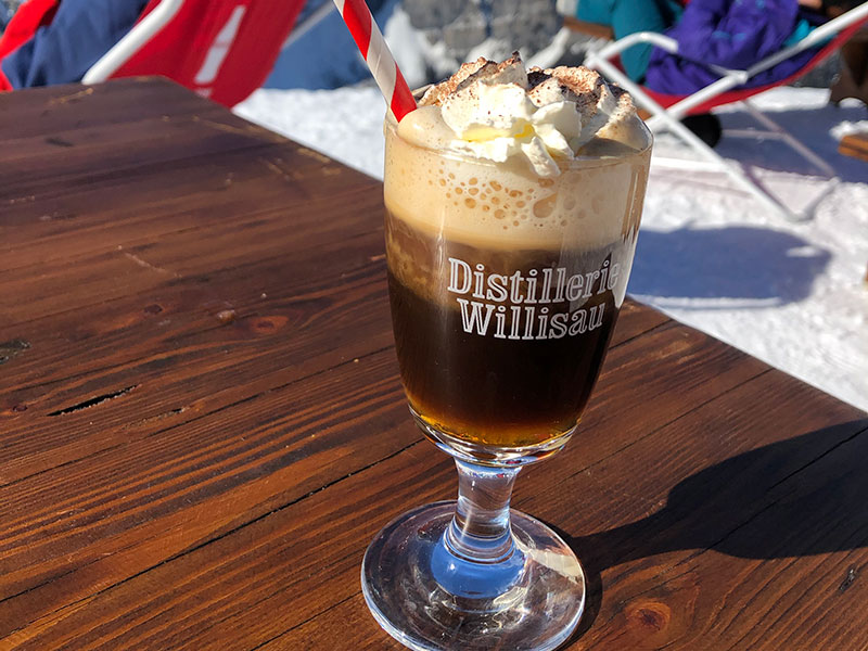 Kaffee und Schnaps auf der Terrasse